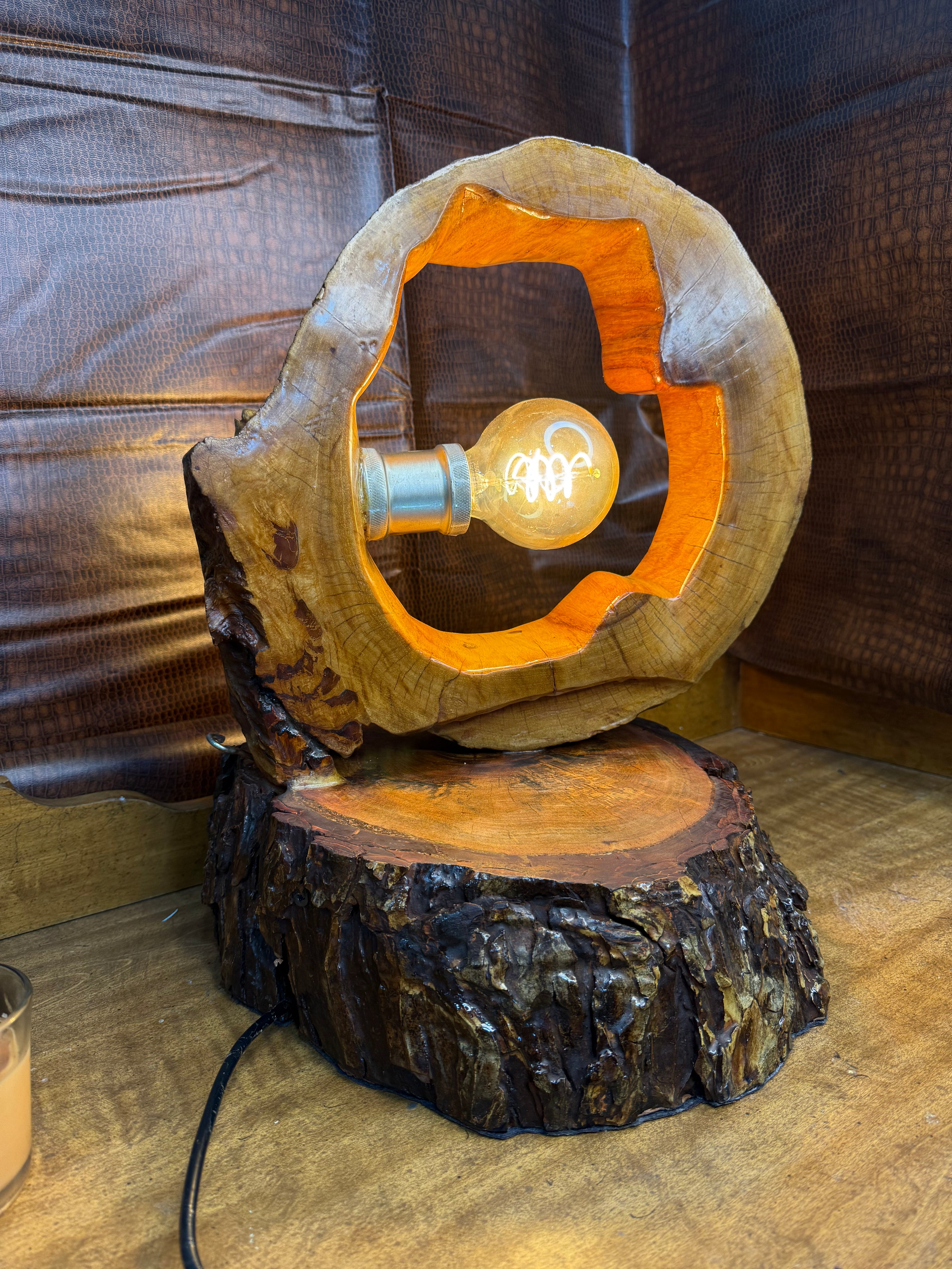 Lámpara Rústica “Luz Vintage” – Madera Artesanal