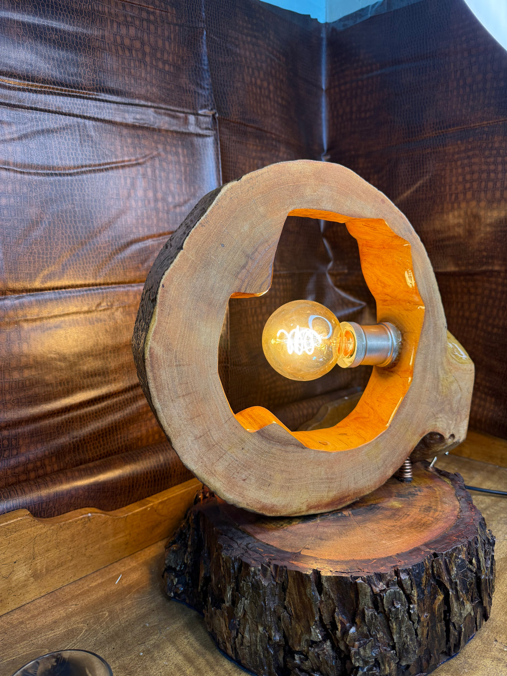 Lámpara Rústica “Luz Vintage” – Madera Artesanal