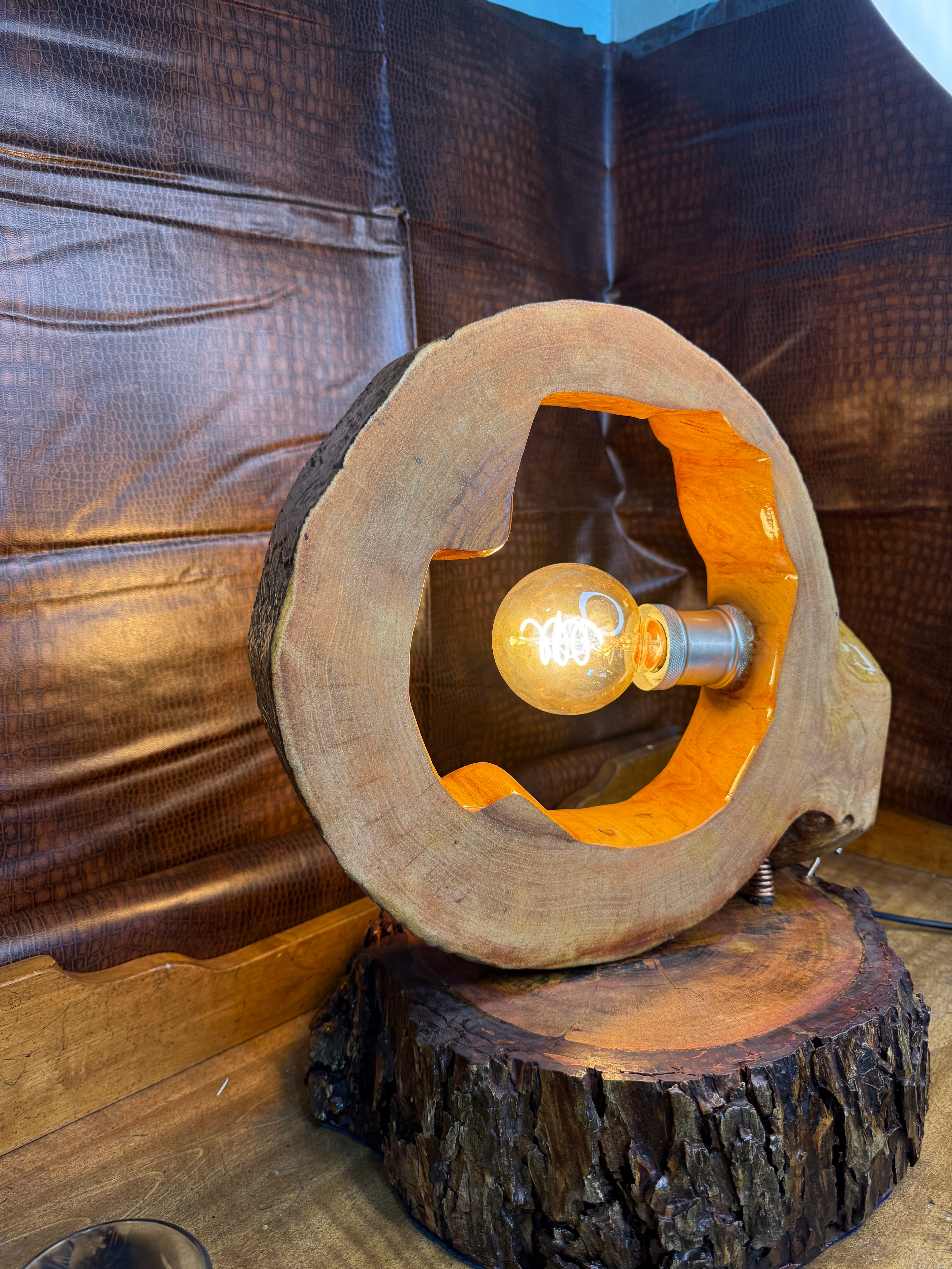 Lámpara Rústica “Luz Vintage” – Madera Artesanal