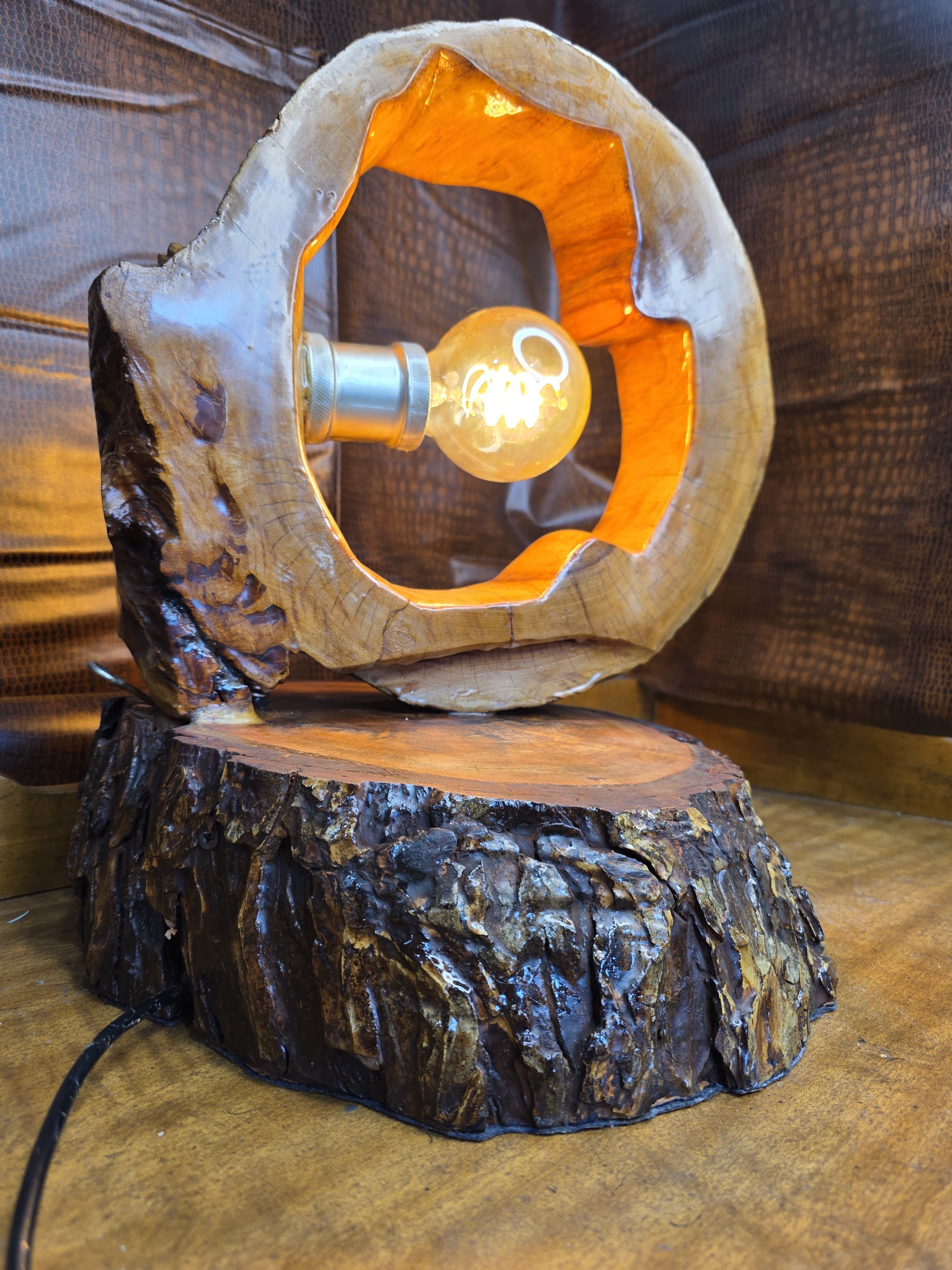 Lámpara Rústica “Luz Vintage” – Madera Artesanal